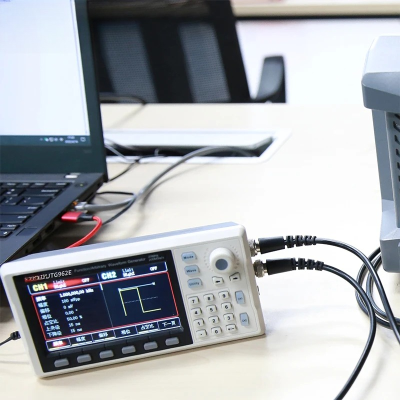 機能信号発生器 UTG932E UTG962E 30MHz  - Function Arbitrary Waveform Generator のレビューと価格